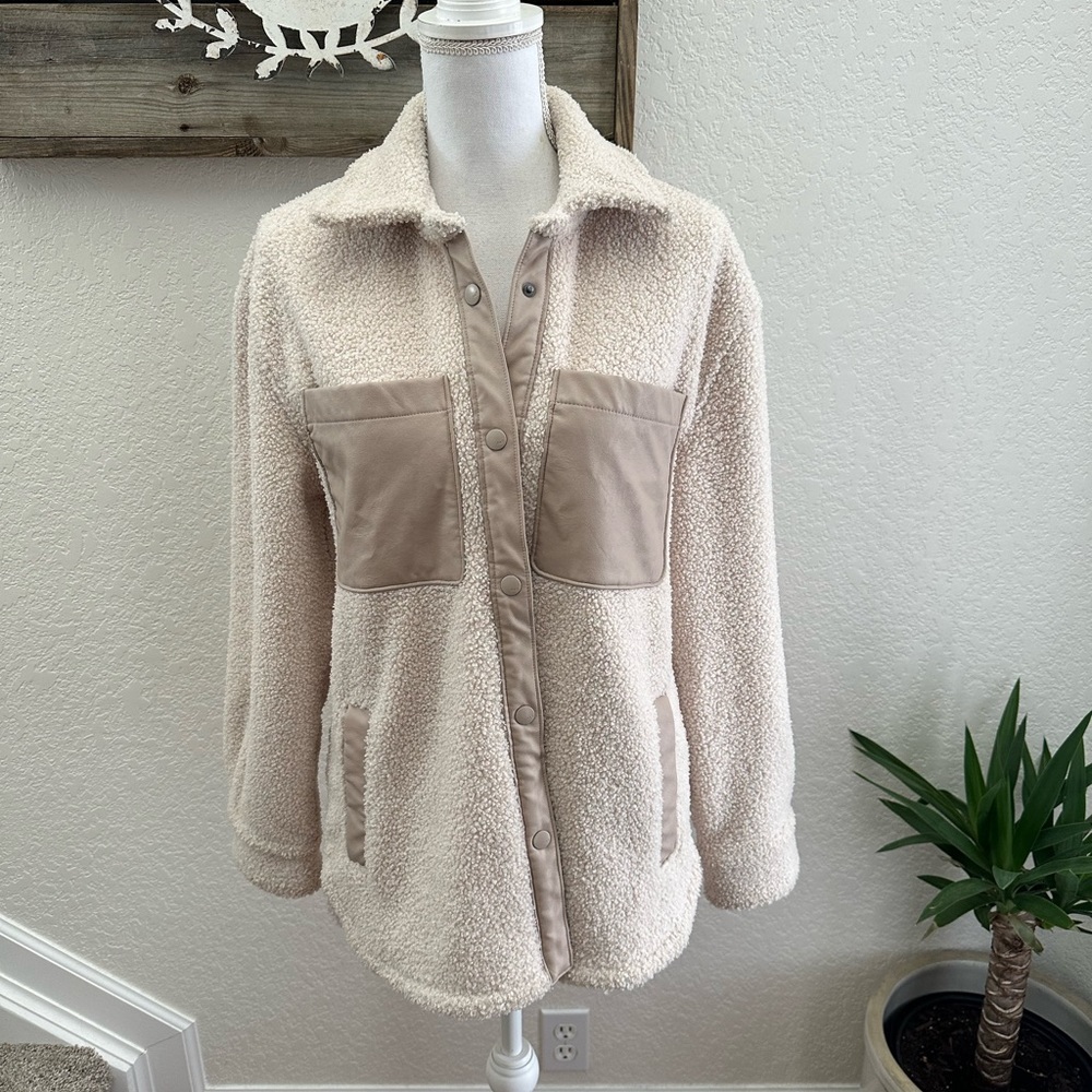 Abercrombie & Fitch cream boucle shacket snap jacket size Small